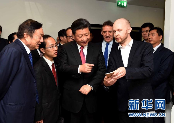 10月21日，国家主席习近平在伦敦参观华为英国公司。 新华社记者 饶爱民 摄