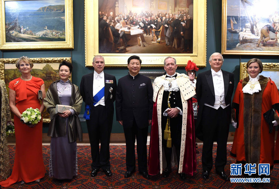 当地时间10月21日，国家主席习近平在伦敦金融城市政厅发表题为《共倡开放包容共促和平发展》的重要演讲。这是习近平和夫人彭丽媛同嘉宾合影。 新华社记者 饶爱民 摄