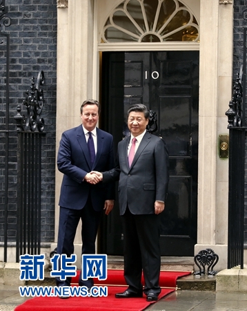 10月21日,国家主席习近平在伦敦唐宁街首相府同英国首相卡梅伦举行会谈。 新华社记者 鞠鹏 摄 10月21日,国家主席习近平在伦敦唐宁街首相府同英国首相卡梅伦举行会谈。 新华社记者 鞠鹏 摄