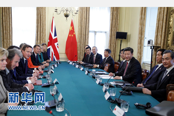 10月21日,国家主席习近平在伦敦唐宁街首相府同英国首相卡梅伦举行会谈。 新华社记者 鞠鹏 摄 10月21日,国家主席习近平在伦敦唐宁街首相府同英国首相卡梅伦举行会谈。 新华社记者 鞠鹏 摄