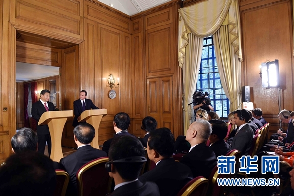 10月21日,国家主席习近平在伦敦唐宁街首相府同英国首相卡梅伦举行会谈。这是会谈结束后,习近平和卡梅伦共同会见记者。 新华社记者 饶爱民 摄 10月21日,国家主席习近平在伦敦唐宁街首相府同英国首相卡梅伦举行会谈。这是会谈结束后,习近平和卡梅伦共同会见记者。 新华社记者 饶爱民 摄