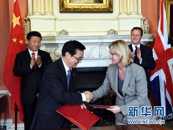 10月21日,国家主席习近平在伦敦唐宁街首相府同英国首相卡梅伦举行会谈。这是会谈结束后,两国领导人共同见证双边合作文件的签署。新华社记者 饶爱民 摄 10月21日,国家主席习近平在伦敦唐宁街首相府同英国首相卡梅伦举行会谈。这是会谈结束后,两国领导人共同见证双边合作文件的签署。新华社记者 饶爱民 摄