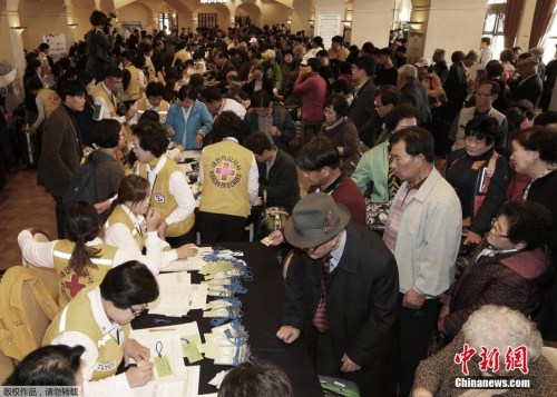 .2015年10月19日,在韩朝离散家属团聚活动倒计时一天之际,韩方离散家属在江原道束草集合,接受访问朝鲜相关教育。