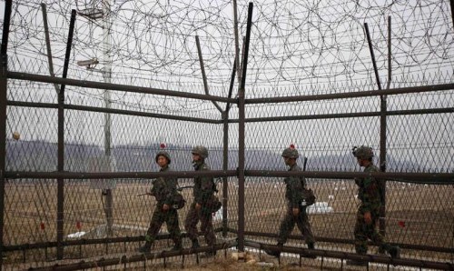 资料图片:韩国士兵在韩朝军事分界线非军事区附近巡逻。