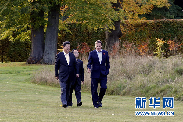 这是习近平与卡梅伦漫步草坪，边走边谈。新华社记者 鞠鹏摄