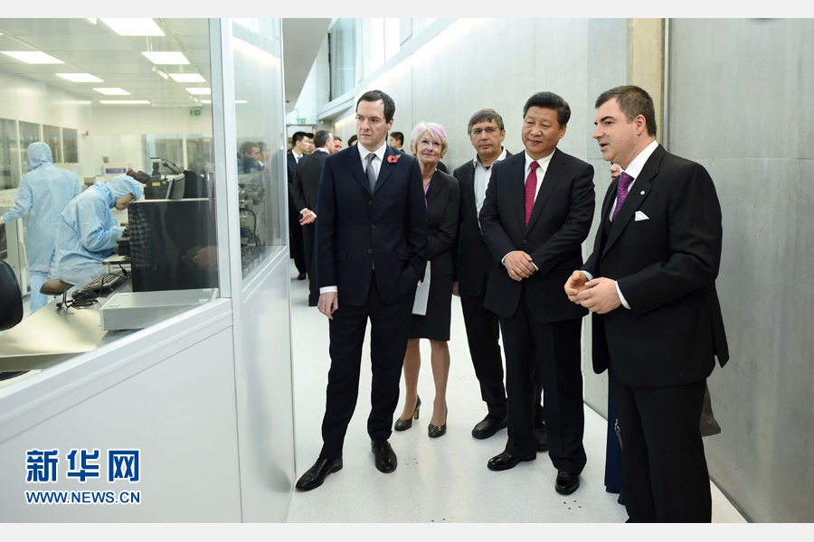 10月23日，国家主席习近平参观英国曼彻斯特大学国家石墨烯研究院。 新华社记者 张铎 摄