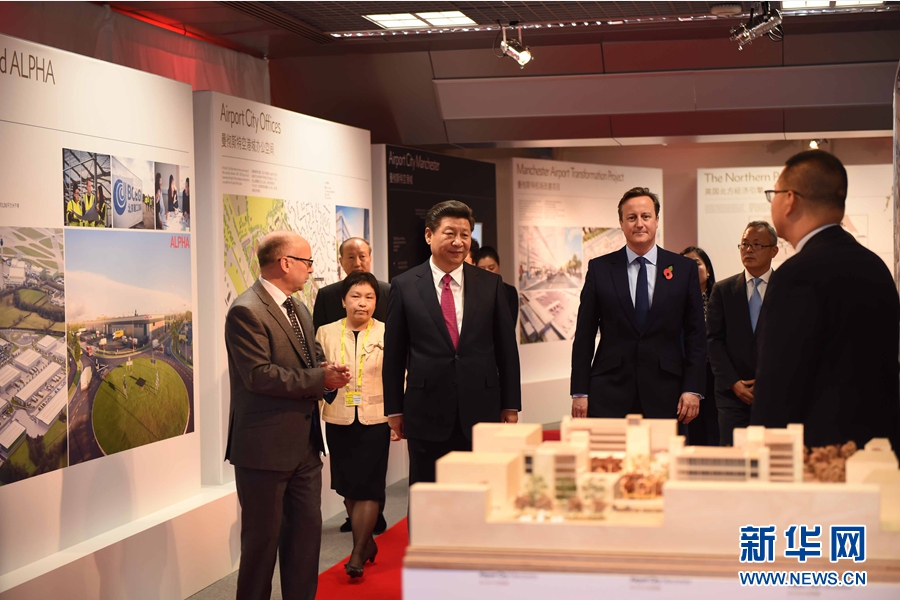 10月23日，国家主席习近平在英国首相卡梅伦陪同下，参观曼彻斯特空港城项目。这是习近平和卡梅伦共同参观曼彻斯特空港城发展规划图片展和空港城中国园模型。 新华社记者 张铎 摄