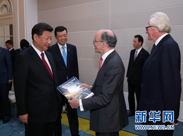 10月22日，国家主席习近平在伦敦集体会见英国前首相布朗等英国友人。新华社记者 庞兴雷 摄 