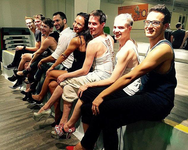 奥地利掀男性穿高跟鞋风潮 舞蹈老师开课教授