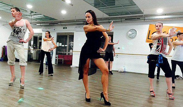 奥地利掀男性穿高跟鞋风潮 舞蹈老师开课教授