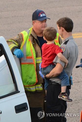 美国3岁小孩驾车开上高速公路 母亲醉倒路旁