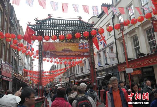 习近平主席访问英国,伦敦唐人街挂出大红灯笼和中英两国国旗。 <a target='_blank' href='http://www.chinanews.com/'><p align=