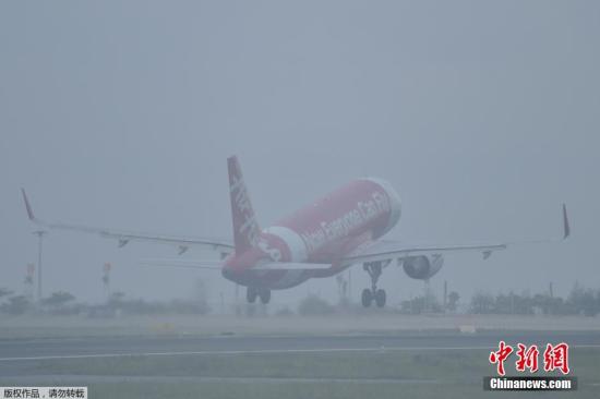 受印尼农民非法火耕引发的山火烟霾，波及位于泰国南部的旅游胜地普吉，当地PM10空气污染指数达到破纪录的214，远超安全标准的120