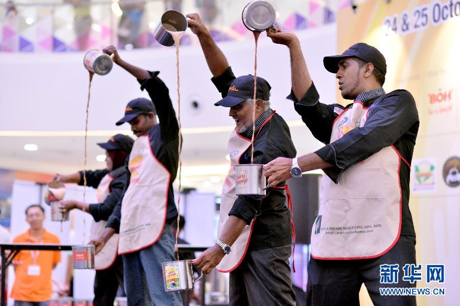 （国际）（3）马来西亚举办&ldquo;拉茶&rdquo;比赛