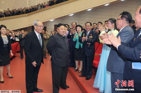 当地时间2014年5月20日,据朝中社报道,朝鲜领导人金正恩携妻子李雪主参加第9届全国艺术家大会,并现场观看牡丹峰乐团的演出。