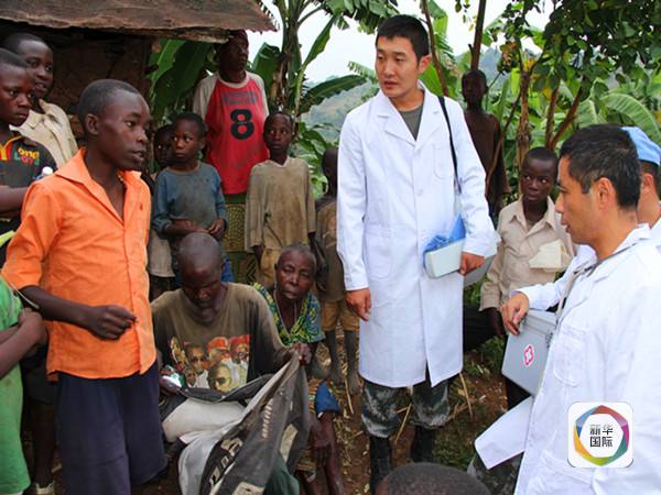 在维和营学汉语的刚果(金)少年阿宝