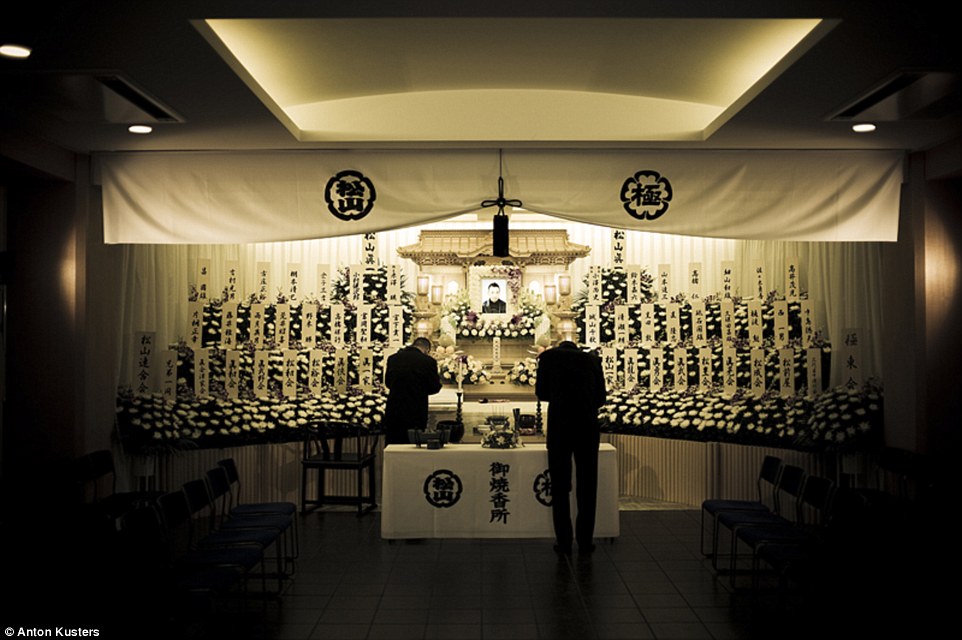 比利时摄影师两年跟拍日本黑帮