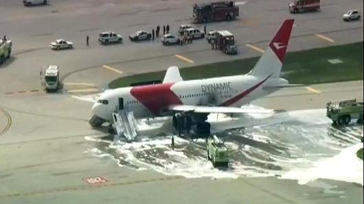 美国一架客机滑行时起火 机翼被烧毁