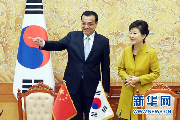 10月31日，国务院总理李克强在首尔青瓦台同韩国总统朴槿惠举行会谈。这是会谈后，两国领导人共同出席双边合作文件签署仪式。新华社记者姚大伟摄