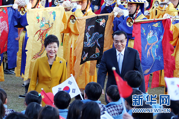10月31日，国务院总理李克强在首尔青瓦台出席韩国总统朴槿惠举行的隆重的欢迎仪式。 新华社记者姚大伟摄