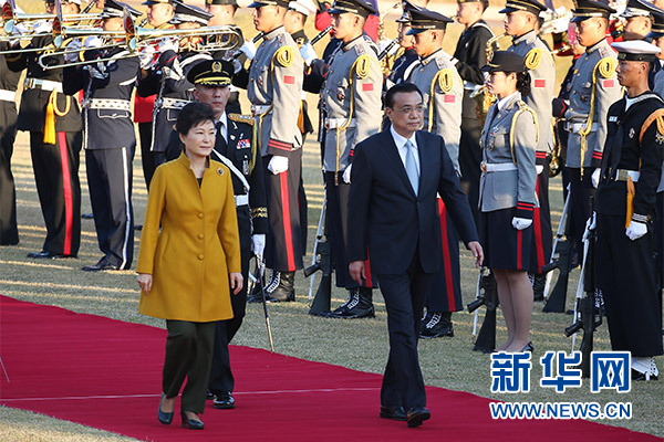 10月31日，国务院总理李克强在首尔青瓦台出席韩国总统朴槿惠举行的隆重的欢迎仪式。 新华社记者姚大伟摄