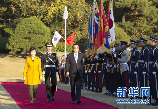 10月31日，国务院总理李克强在首尔青瓦台同韩国总统朴槿惠举行会谈。这是会谈前，朴槿惠在青瓦台为李克强举行隆重的欢迎仪式。新华社记者黄敬文摄