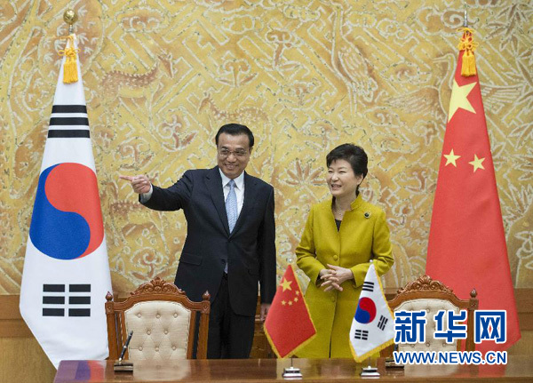 10月31日，国务院总理李克强在首尔青瓦台同韩国总统朴槿惠举行会谈。这是会谈后，两国领导人共同出席双边合作文件签署仪式。新华社记者黄敬文摄