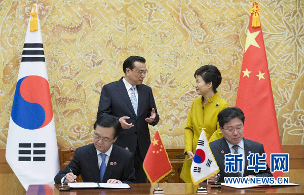10月31日，国务院总理李克强在首尔青瓦台同韩国总统朴槿惠举行会谈。这是会谈后，两国领导人共同出席双边合作文件签署仪式。新华社记者黄敬文摄