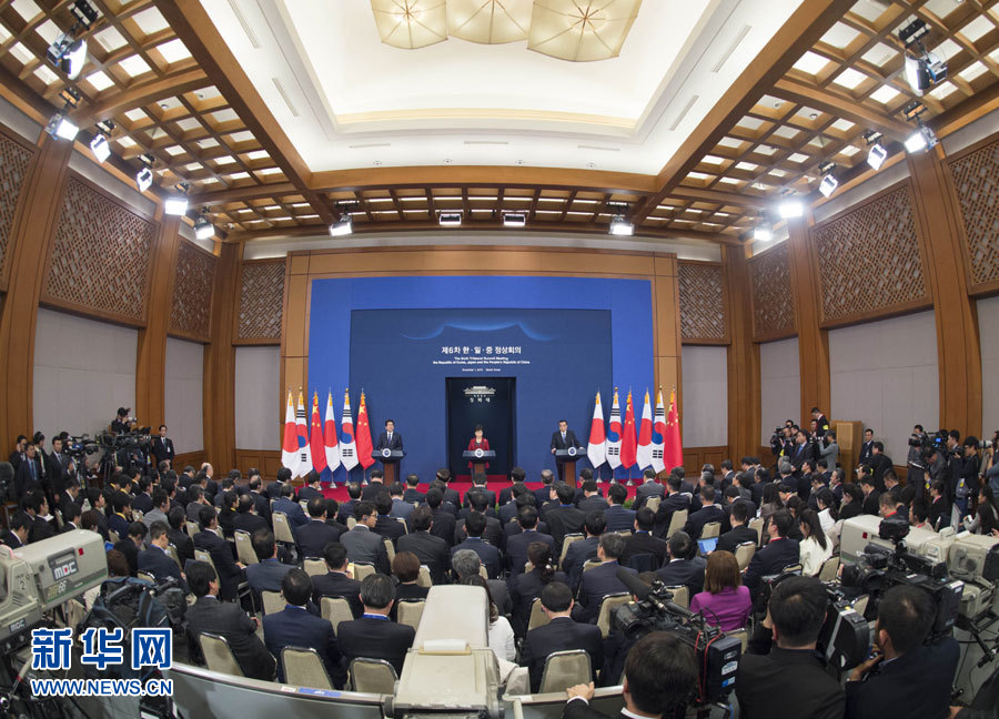 当地时间11月1日下午，国务院总理李克强在第六次中日韩领导人会议后，与韩国总统朴槿惠、日本首相安倍晋三共同会见记者。 新华社记者 王晔摄