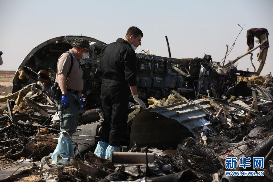 （国际）（1）事故调查人员勘查俄罗斯客机失事现场