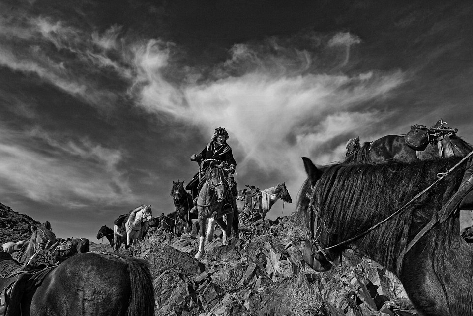 纪实哈萨克斯坦最后一批金雕牧民