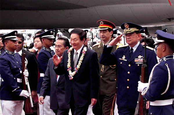 新华社传真照片，马尼拉，1999年11月26日 　　　　　　　（彩）朱镕基抵达马尼拉 　　1999年11月26日，中国国务院总理朱镕基乘专机抵达菲律宾首都马尼拉，出席第三次东盟与中日韩领导人非正式会晤，并对菲律宾进行正式访问。朱镕基总理在机场受到热烈欢迎。 　　　　　　新华社记者刘建生摄（数码传真照片）