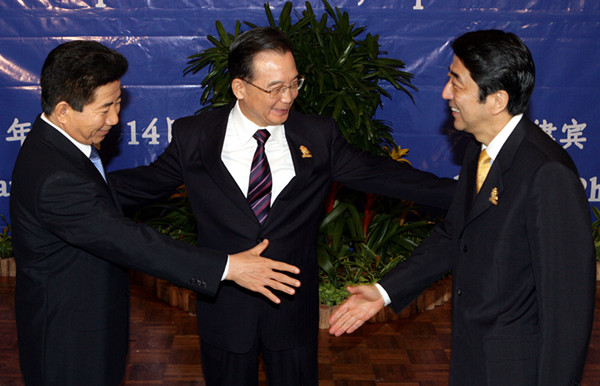 新华社照片，宿务（菲律宾），2007年1月14日     [时政]（2）第七次中日韩领导人会议举行     2007年1月14日，第七次中国、日本、韩国领导人会议在菲律宾宿务举行。中国国务院总理温家宝、日本首相安倍晋三和韩国总统卢武铉出席会议。温家宝主持会议。     新华社记者姚大伟摄 