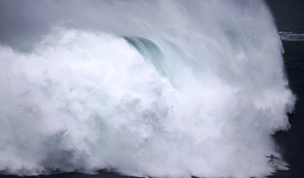 冲浪达人在葡萄牙挑战&ldquo;世界最大海浪&rdquo;