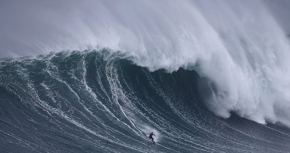 冲浪达人在葡萄牙挑战&ldquo;世界最大海浪&rdquo;