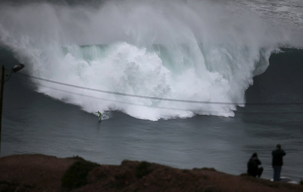 冲浪达人在葡萄牙挑战&ldquo;世界最大海浪&rdquo;