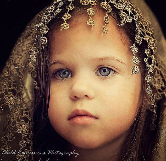 母亲拍三胞胎女儿童趣萌照暖化人心