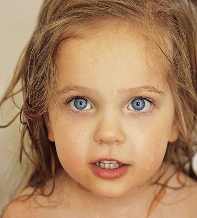 母亲拍三胞胎女儿童趣萌照暖化人心