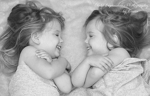 母亲拍三胞胎女儿童趣萌照暖化人心