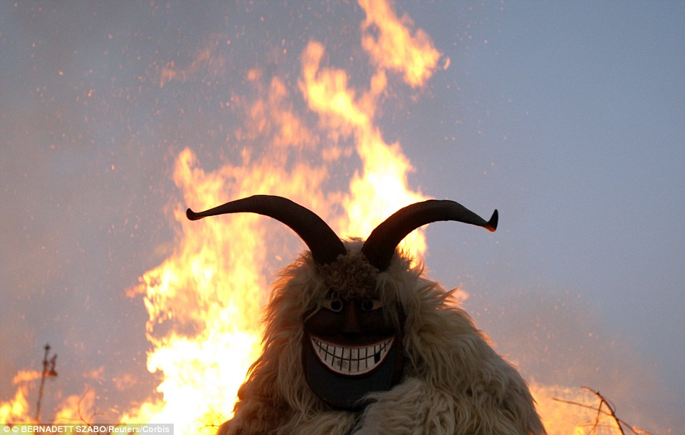 匈牙利假面巡游狂欢驱赶严寒