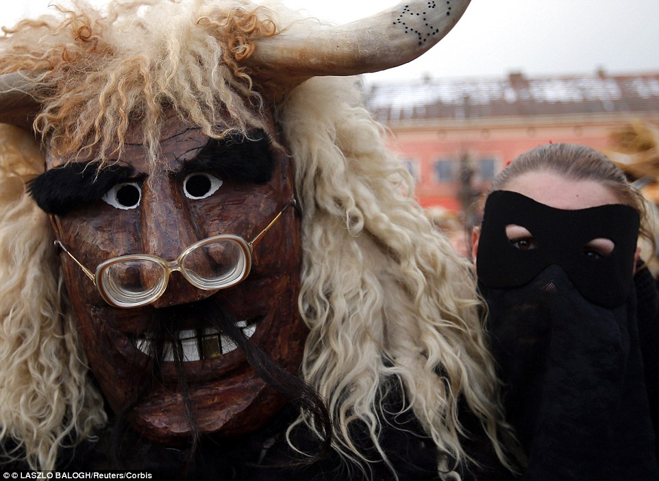 匈牙利假面巡游狂欢驱赶严寒