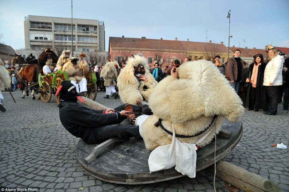 匈牙利假面巡游狂欢驱赶严寒