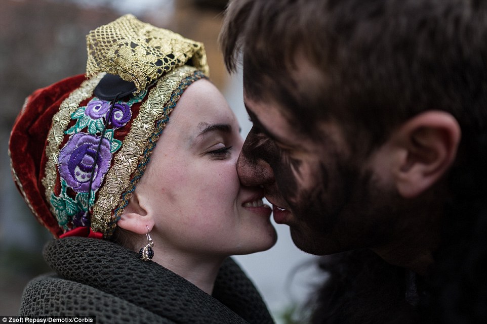 匈牙利假面巡游狂欢驱赶严寒