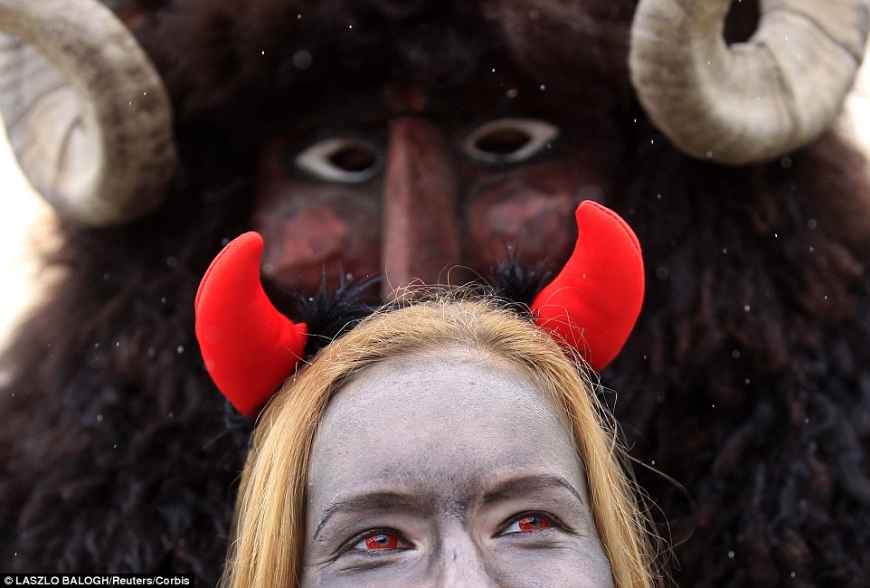 匈牙利假面巡游狂欢驱赶严寒