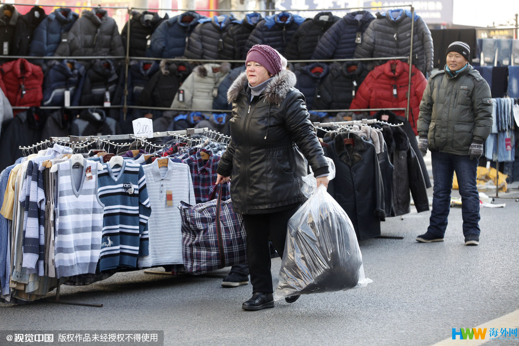 俄罗斯大妈来华扫货 手提大包不费劲
