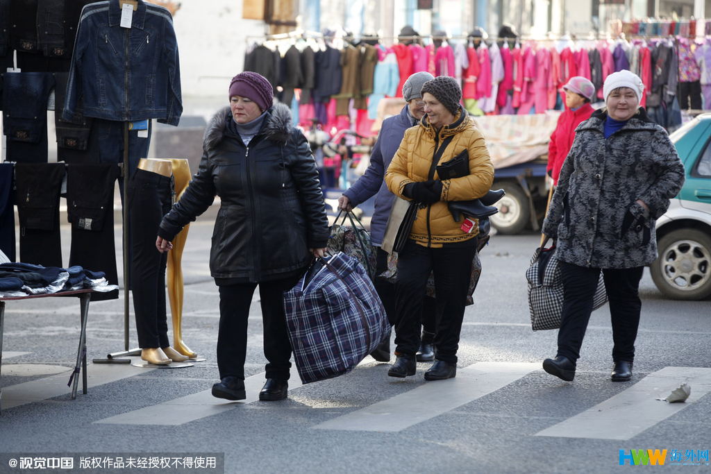 俄罗斯大妈来华扫货 手提大包不费劲