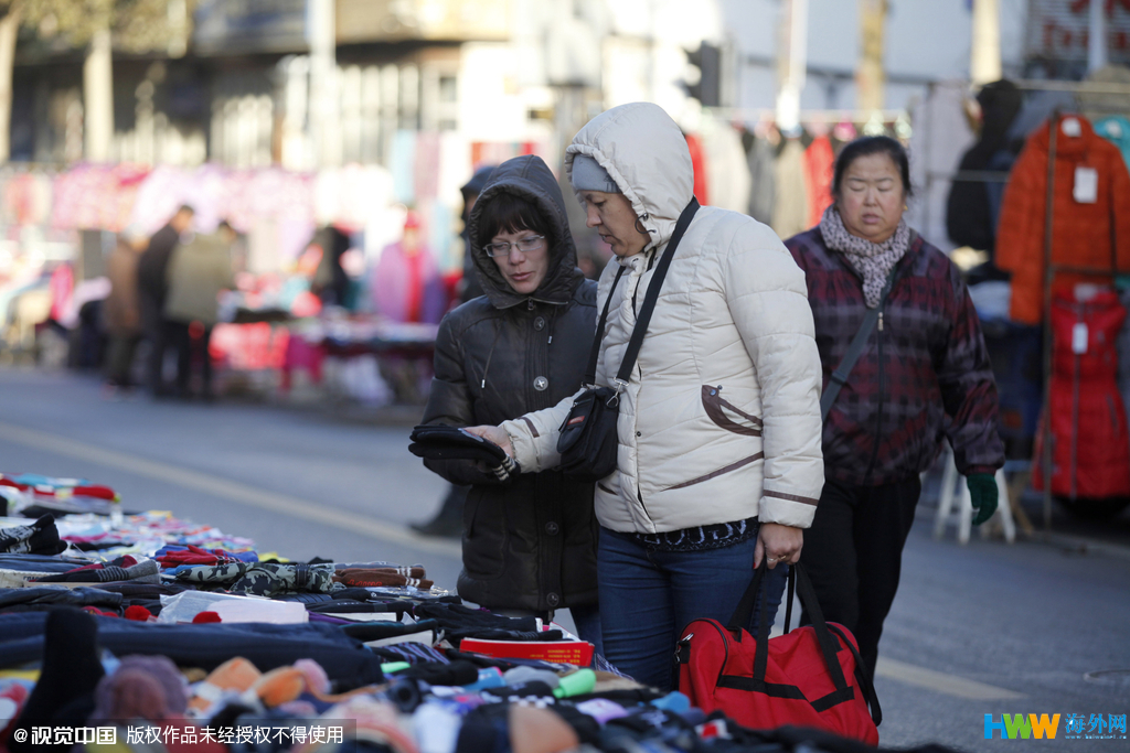 俄罗斯大妈来华扫货 手提大包不费劲