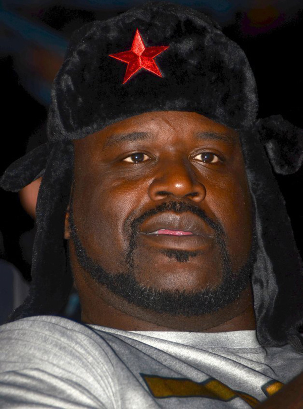 奥尼尔中国行：戴雷锋帽 与姚明同看比赛