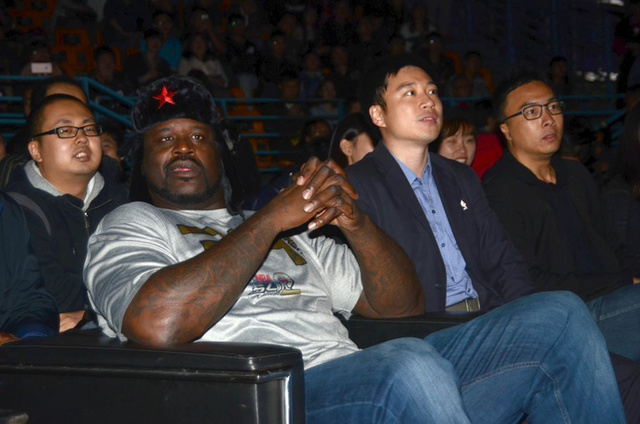 奥尼尔中国行：戴雷锋帽 与姚明同看比赛