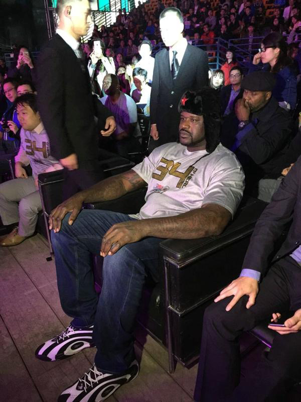 奥尼尔中国行：戴雷锋帽 与姚明同看比赛